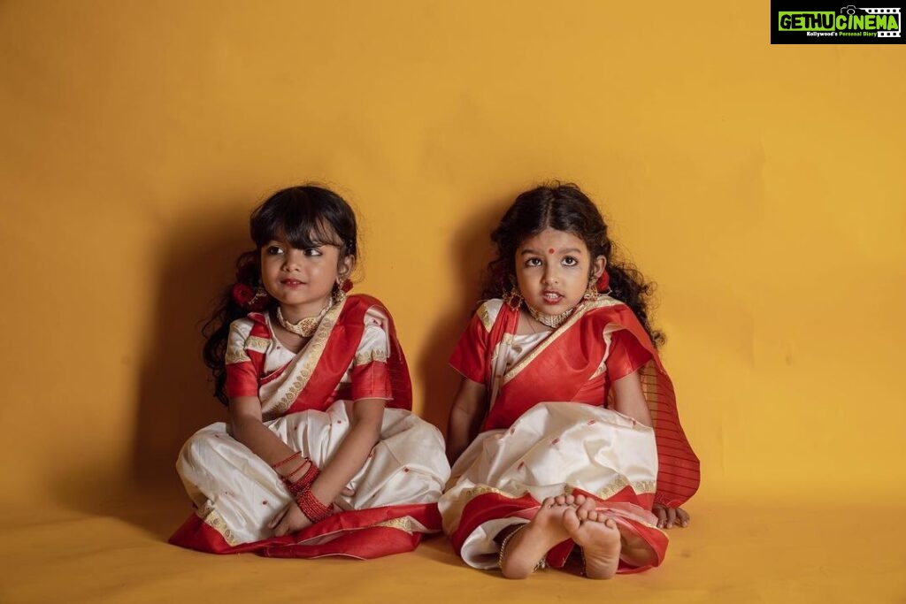 Sandra Thomas Instagram - April girls 📷:@pournami_mukesh_photography Outfit : @meenumjoseph Stylist : @joe_elize_joy Curator: @nivethithasanjay Assisted by : @sanliya_sabu Makeup : @zara___makeover Blouse stitched by : @edesignsbythasneem #birthdaytheme #traditionalwear #bengali #thankakolusu #supernaturalfamily #family #influencer #filmproducer #toddlerlife #twins #girls #lifeline #youtubers #grandchildren #daughters #lovequotes Maxxo Creative