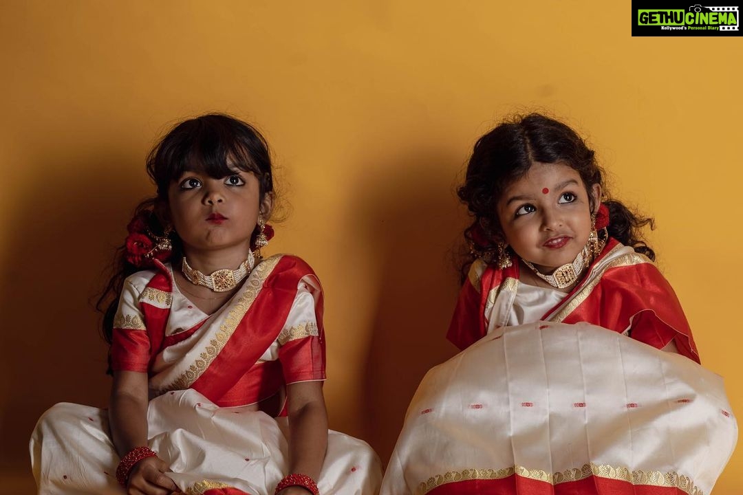Sandra Thomas Instagram - April girls 📷:@pournami_mukesh_photography Outfit : @meenumjoseph Stylist : @joe_elize_joy Curator: @nivethithasanjay Assisted by : @sanliya_sabu Makeup : @zara___makeover Blouse stitched by : @edesignsbythasneem #birthdaytheme #traditionalwear #bengali #thankakolusu #supernaturalfamily #family #influencer #filmproducer #toddlerlife #twins #girls #lifeline #youtubers #grandchildren #daughters #lovequotes Maxxo Creative