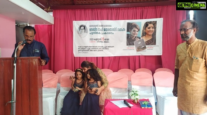 Sandra Thomas Instagram - Attention peeps, if any of u planning to call me for any function please be ready with some students to listen to my girls stories and u will get an extra bonus of cleaning staff as well. This is about last weekend’s book launch function at Gothuruth with dear friend @anumolofficial #booklaunch #library #thankakolusu #supernaturalfamily #kids #children #motherhood