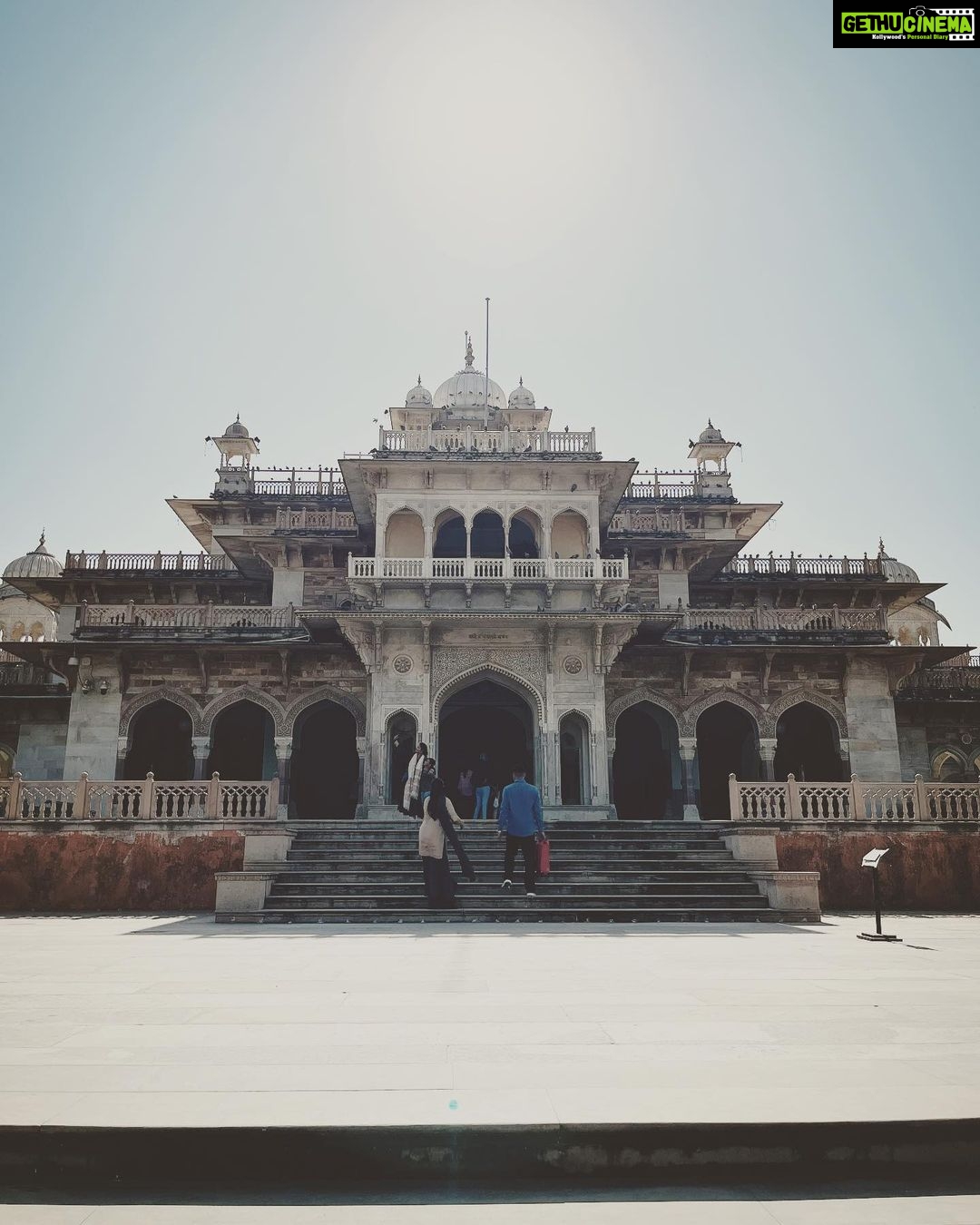 Sangeetha Bhat Instagram - ♥️♥️♥️ End of Jaipur photo dump… wait for Delhi then we will be done with the golden triangle 🥰🥰🥰🥰🥰 Swipe<> @sudarshan_rangaprasad #sangeethabhat #sangeethabhatsudarshan #sudarshanrangaprasad #jaipur #rajasthan #hawamahal गुलाबी नगर, जयपुर : Pink City, Jaipur