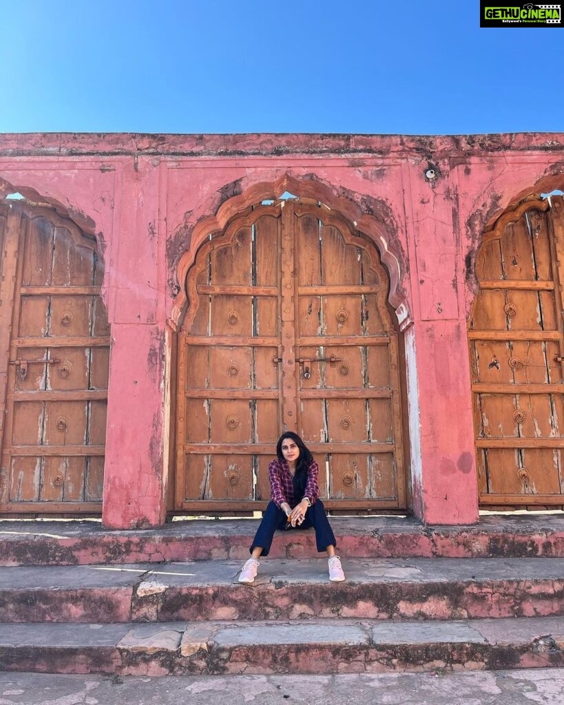 Sangeetha Bhat Instagram - The beautiful sunset at Nahargarh Fort…. Jaipur Part-3 Swipe <> #sangeethabhat #sangeethabhatsudarshan #sudarshanrangaprasad #nahargarhfort #nahargarhsunset #jaipur #rajasthan @sudarshan_rangaprasad ❤