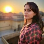 Sangeetha Bhat Instagram - The beautiful sunset at Nahargarh Fort…. Jaipur Part-3 Swipe <> #sangeethabhat #sangeethabhatsudarshan #sudarshanrangaprasad #nahargarhfort #nahargarhsunset #jaipur #rajasthan @sudarshan_rangaprasad ❤️