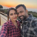 Sangeetha Bhat Instagram - The beautiful sunset at Nahargarh Fort…. Jaipur Part-3 Swipe <> #sangeethabhat #sangeethabhatsudarshan #sudarshanrangaprasad #nahargarhfort #nahargarhsunset #jaipur #rajasthan @sudarshan_rangaprasad ❤️