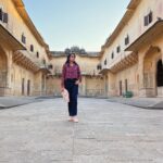 Sangeetha Bhat Instagram - The beautiful sunset at Nahargarh Fort…. Jaipur Part-3 Swipe <> #sangeethabhat #sangeethabhatsudarshan #sudarshanrangaprasad #nahargarhfort #nahargarhsunset #jaipur #rajasthan @sudarshan_rangaprasad ❤️