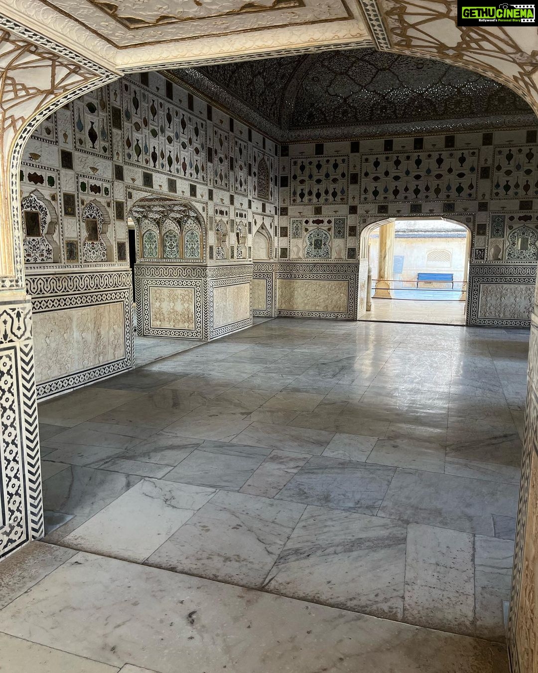 Sangeetha Bhat Instagram - Amer Fort – the melting pot of Rajasthan's heritage, art and architecture….. Jaipur Part 2 Swipe<> #sangeethabhat #sangeethabhatsudarshan #sudarshanrangaprasad #amerfort #amberfort #jaipur #rajasthan @sudarshan_rangaprasad ♥️ Amber Fort, Pink City, Rajastan