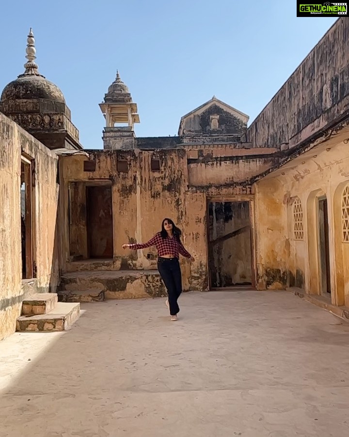 Sangeetha Bhat Instagram - Amer Fort – the melting pot of Rajasthan's heritage, art and architecture….. Jaipur Part 2 Swipe<> #sangeethabhat #sangeethabhatsudarshan #sudarshanrangaprasad #amerfort #amberfort #jaipur #rajasthan @sudarshan_rangaprasad ♥ Amber Fort, Pink City, Rajastan