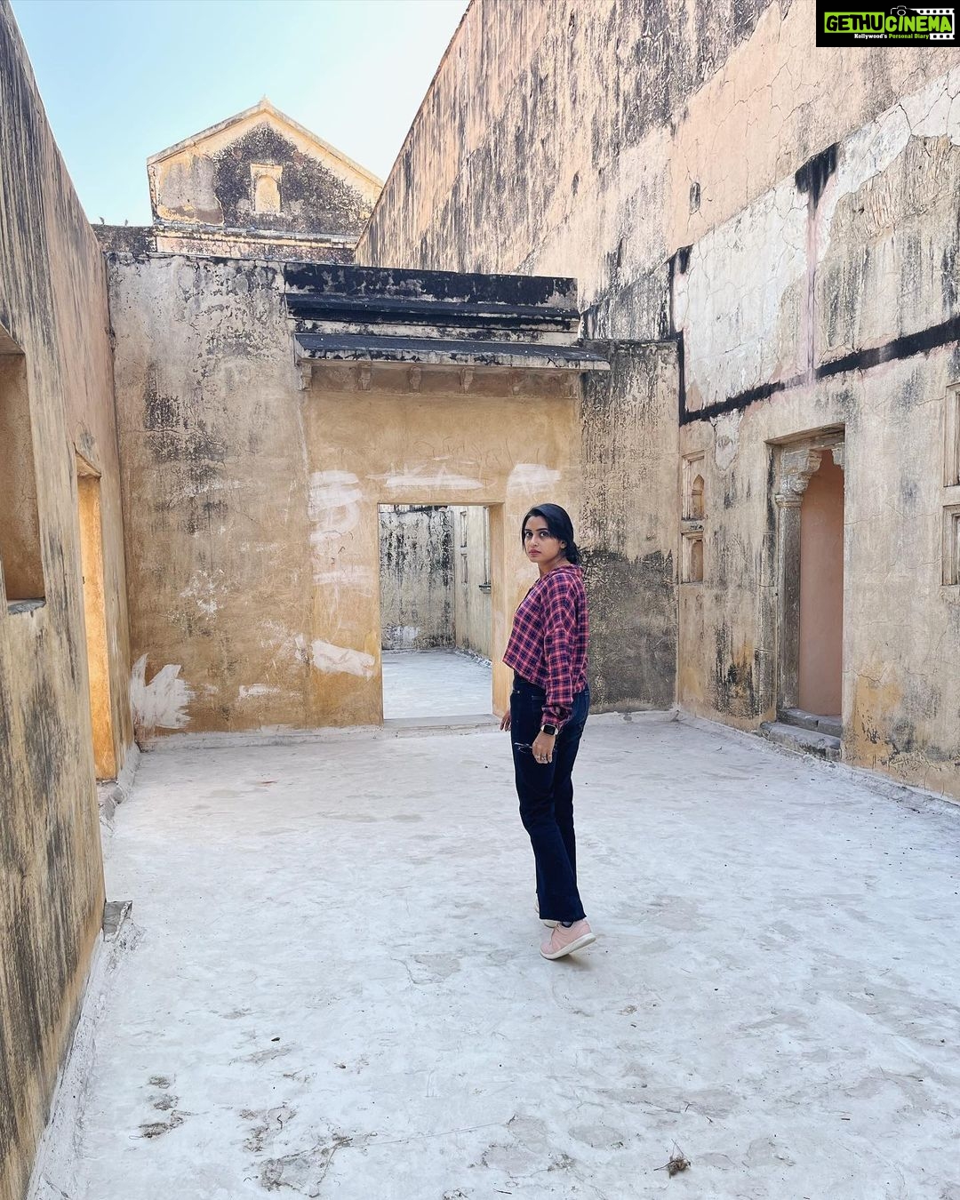 Sangeetha Bhat Instagram - Amer Fort – the melting pot of Rajasthan's heritage, art and architecture….. Jaipur Part 2 Swipe<> #sangeethabhat #sangeethabhatsudarshan #sudarshanrangaprasad #amerfort #amberfort #jaipur #rajasthan @sudarshan_rangaprasad ♥️ Amber Fort, Pink City, Rajastan
