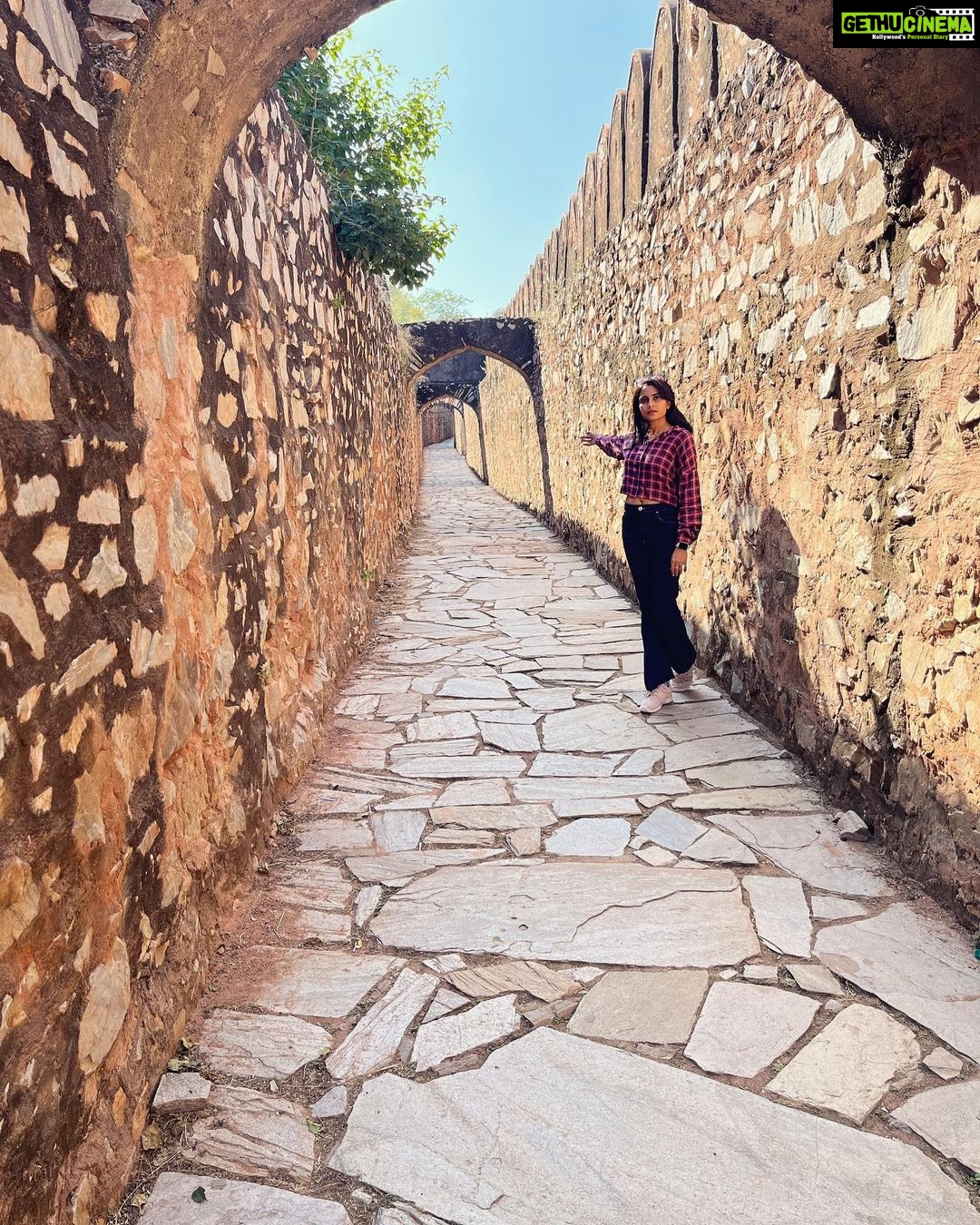 Sangeetha Bhat Instagram - Amer Fort – the melting pot of Rajasthan's heritage, art and architecture….. Jaipur Part 2 Swipe<> #sangeethabhat #sangeethabhatsudarshan #sudarshanrangaprasad #amerfort #amberfort #jaipur #rajasthan @sudarshan_rangaprasad ♥️ Amber Fort, Pink City, Rajastan