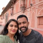 Sangeetha Bhat Instagram - Jaipur is a blushing bride draped in pink, dancing in our dreams while the peacocks sing. Jaipur Part 1 Swipe <> @sudarshan_rangaprasad ♥️ #sangeethabhat #sangeethabhatsudarshan #sangeethabhattravels #sudarshanrangaprasad #jaipur #pinkcity गुलाबी नगर, जयपुर : Pink City, Jaipur