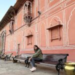 Sangeetha Bhat Instagram - Jaipur is a blushing bride draped in pink, dancing in our dreams while the peacocks sing. Jaipur Part 1 Swipe <> @sudarshan_rangaprasad ♥️ #sangeethabhat #sangeethabhatsudarshan #sangeethabhattravels #sudarshanrangaprasad #jaipur #pinkcity गुलाबी नगर, जयपुर : Pink City, Jaipur