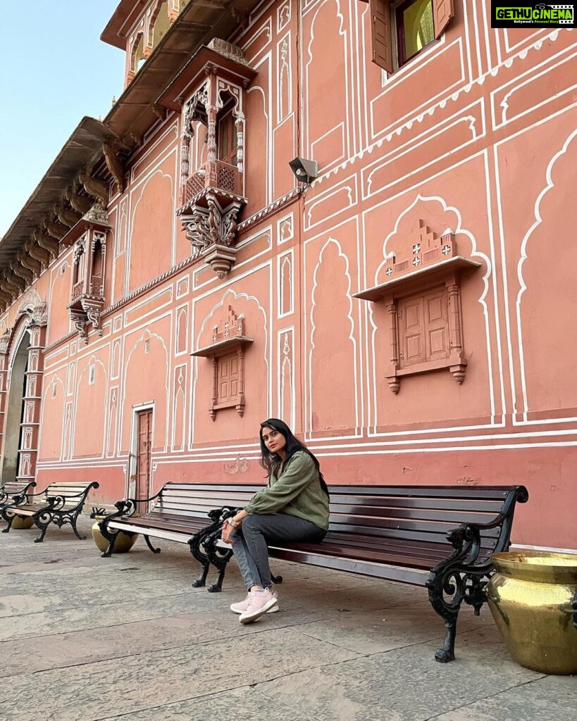 Sangeetha Bhat Instagram - Jaipur is a blushing bride draped in pink, dancing in our dreams while the peacocks sing. Jaipur Part 1 Swipe <> @sudarshan_rangaprasad ♥️ #sangeethabhat #sangeethabhatsudarshan #sangeethabhattravels #sudarshanrangaprasad #jaipur #pinkcity गुलाबी नगर, जयपुर : Pink City, Jaipur
