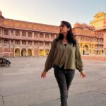 Sangeetha Bhat Instagram - Jaipur is a blushing bride draped in pink, dancing in our dreams while the peacocks sing. Jaipur Part 1 Swipe <> @sudarshan_rangaprasad ♥️ #sangeethabhat #sangeethabhatsudarshan #sangeethabhattravels #sudarshanrangaprasad #jaipur #pinkcity गुलाबी नगर, जयपुर : Pink City, Jaipur