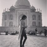 Sangeetha Bhat Instagram - ”Not a piece of architecture, as other buildings are, but the proud passions of an emperor’s love wrought in living stones.”…. Taj Mahal…..♥️ Agra part 4 Swipw<> @sudarshan_rangaprasad @sangeetha_bhat #sangeethabhat #sangeethabhatsudarshan #sangeethabhattravels #tajmahal #sudarshanrangaprasad #incredibleindia Tajmahal