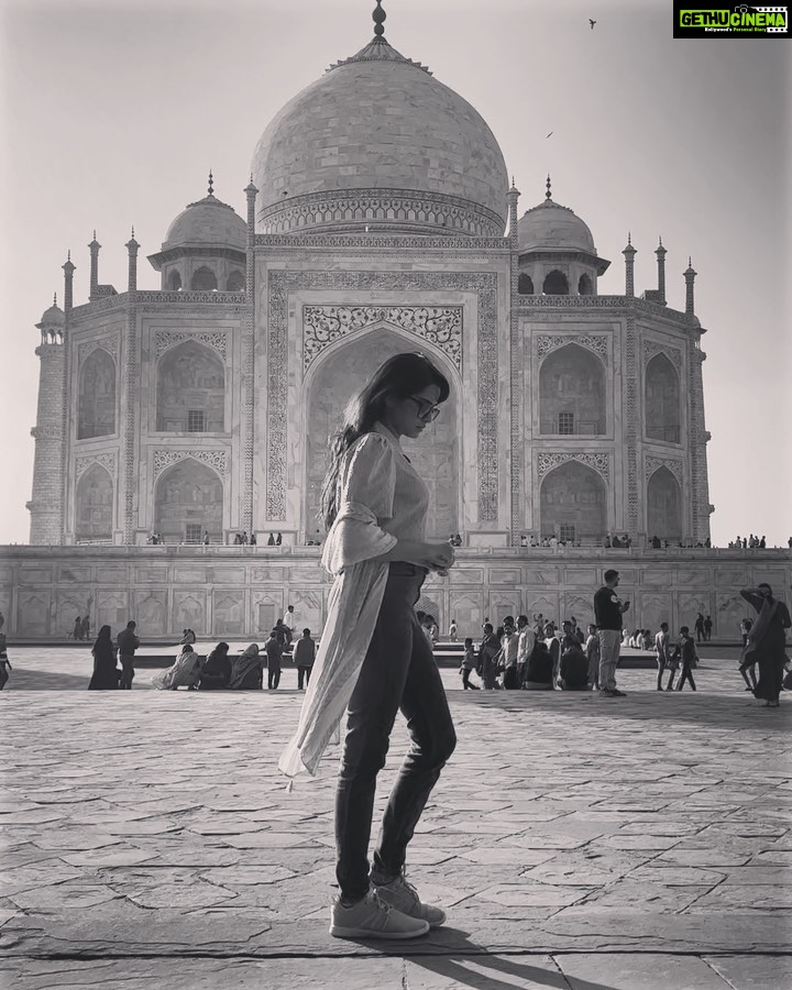 Sangeetha Bhat Instagram - ”Not a piece of architecture, as other buildings are, but the proud passions of an emperor’s love wrought in living stones.”…. Taj Mahal…..♥️ Agra part 4 Swipw<> @sudarshan_rangaprasad @sangeetha_bhat #sangeethabhat #sangeethabhatsudarshan #sangeethabhattravels #tajmahal #sudarshanrangaprasad #incredibleindia Tajmahal