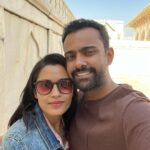 Sangeetha Bhat Instagram - “To Travel is to Live” Agra fort 3 Swipe<> @sudarshan_rangaprasad ♥️ #sangeethabhat #sangeethabhatsudarshan #sudarshanrangaprasad #agra #agrafort Agra Fort आगरा का किला آگرہ قلعہ