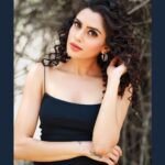 Sangeetha Bhat Instagram – There’s something about black, you feel hidden away in it…..
@uniquemakeover_by_nethrarajesh @hairstyle_by_anitha @hairstyle_by_anitha 
@sangeetha_bhat #sangeethabhat #sangeethabhatsudarshan #zarablackdress #photoshoot Bangalore, India