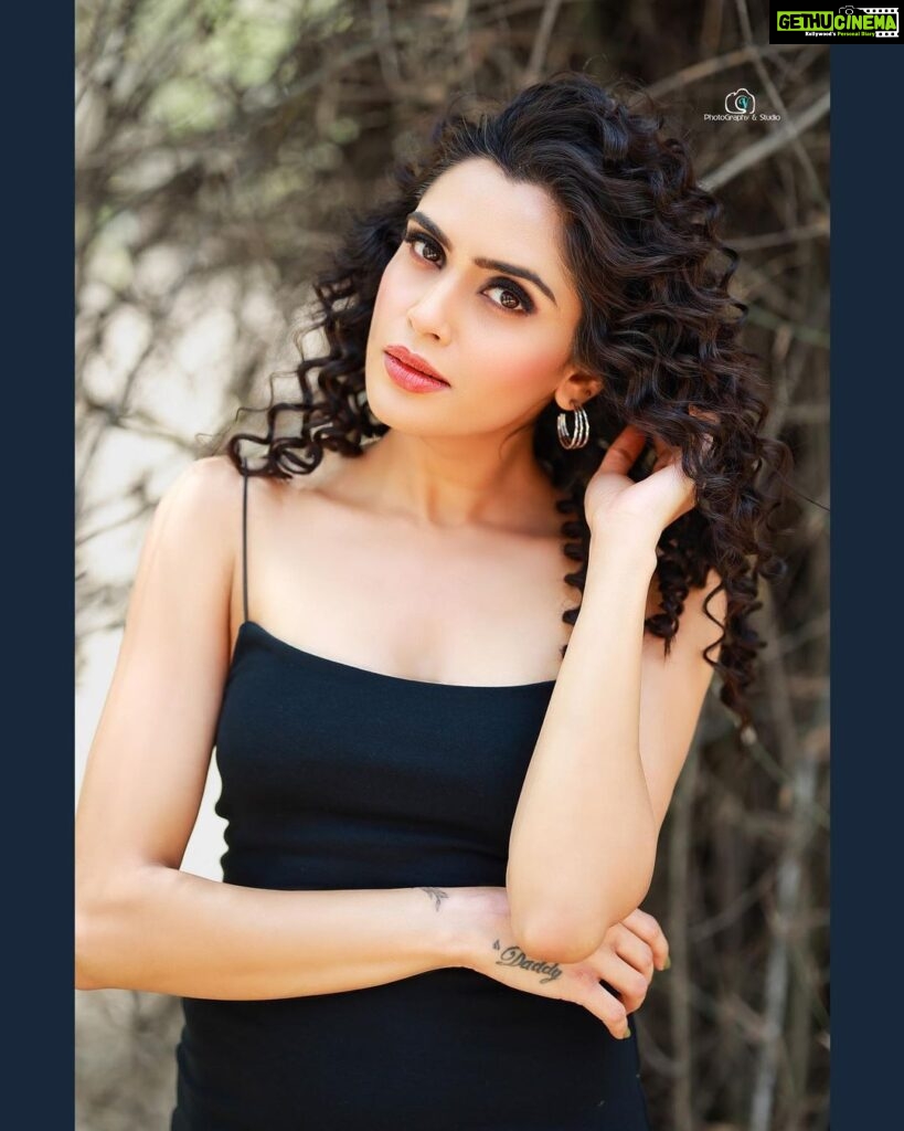 Sangeetha Bhat Instagram - There’s something about black, you feel hidden away in it….. @uniquemakeover_by_nethrarajesh @hairstyle_by_anitha @hairstyle_by_anitha @sangeetha_bhat #sangeethabhat #sangeethabhatsudarshan #zarablackdress #photoshoot Bangalore, India