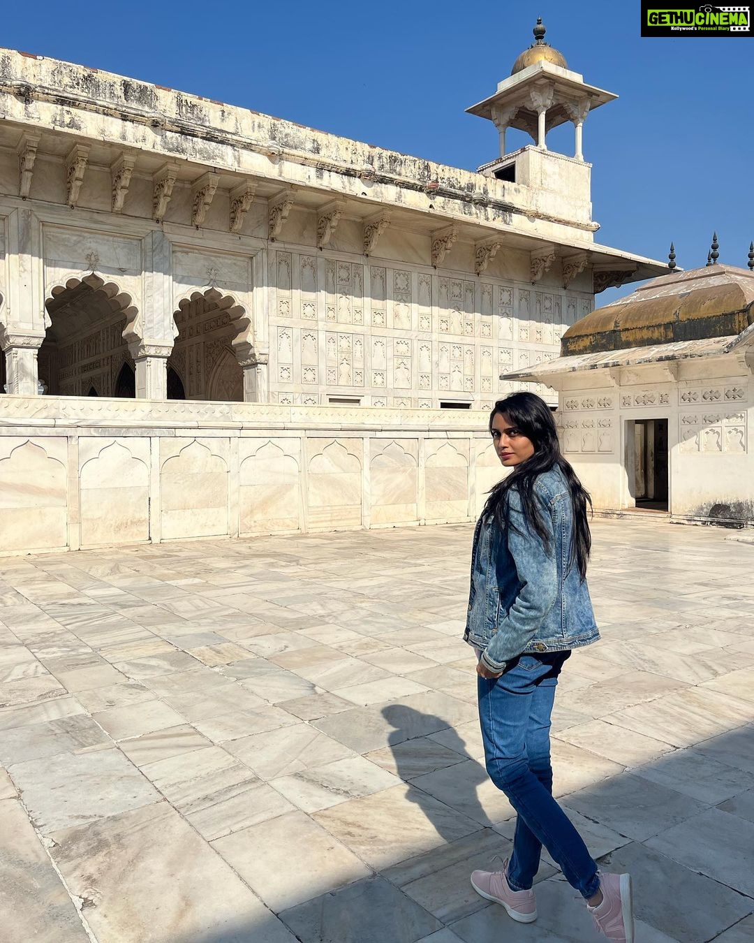 Sangeetha Bhat Instagram - “To Travel is to Live” Agra fort 3 Swipe<> @sudarshan_rangaprasad ♥️ #sangeethabhat #sangeethabhatsudarshan #sudarshanrangaprasad #agra #agrafort Agra Fort आगरा का किला آگرہ قلعہ