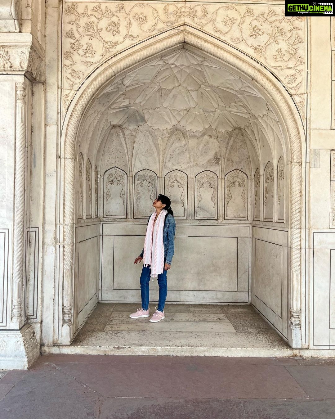 Sangeetha Bhat Instagram - “To Travel is to Live” Agra fort 3 Swipe<> @sudarshan_rangaprasad ♥️ #sangeethabhat #sangeethabhatsudarshan #sudarshanrangaprasad #agra #agrafort Agra Fort आगरा का किला آگرہ قلعہ