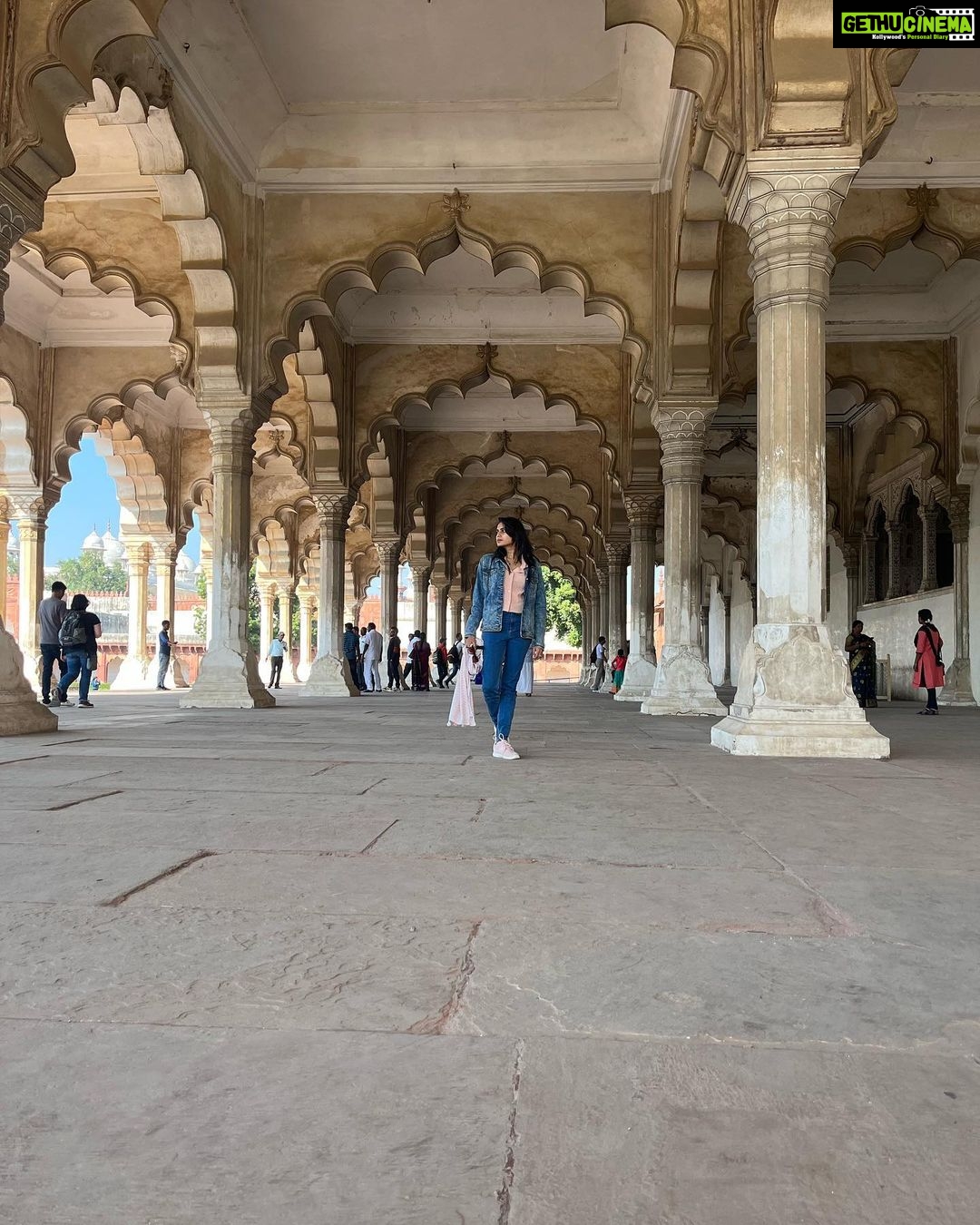 Sangeetha Bhat Instagram - “To Travel is to Live” Agra fort 3 Swipe<> @sudarshan_rangaprasad ♥️ #sangeethabhat #sangeethabhatsudarshan #sudarshanrangaprasad #agra #agrafort Agra Fort आगरा का किला آگرہ قلعہ