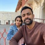 Sangeetha Bhat Instagram - “To Travel is to Live” Agra fort 3 Swipe<> @sudarshan_rangaprasad ♥️ #sangeethabhat #sangeethabhatsudarshan #sudarshanrangaprasad #agra #agrafort Agra Fort आगरा का किला آگرہ قلعہ