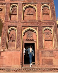 Sangeetha Bhat Instagram - “Leave nothing but footprints, take nothing but photos, kill nothing but time…… Agra-part2 Swipe<> #sangeethabhat #sangeethabhatsudarshan #sangeethabhattravels #agra #agrafort #travelphotography @sudarshan_rangaprasad ♥️ #sudarshanrangaprasad Agra Fort आगरा का किला آگرہ قلعہ