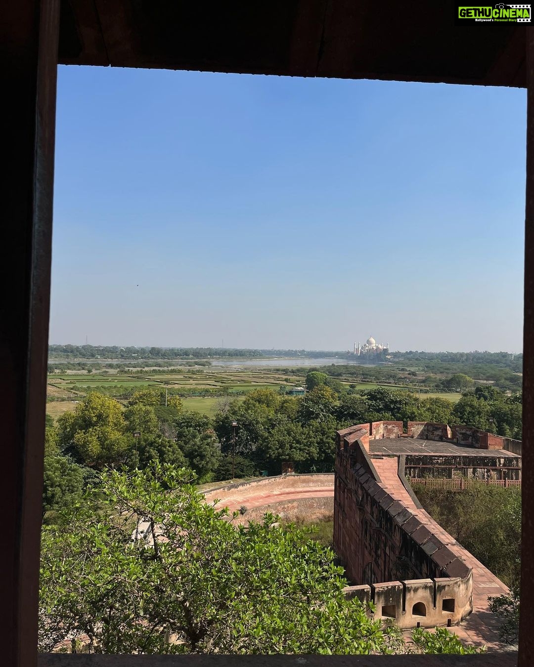 Sangeetha Bhat Instagram - “Leave nothing but footprints, take nothing but photos, kill nothing but time…… Agra-part2 Swipe<> #sangeethabhat #sangeethabhatsudarshan #sangeethabhattravels #agra #agrafort #travelphotography @sudarshan_rangaprasad ♥️ #sudarshanrangaprasad Agra Fort आगरा का किला آگرہ قلعہ