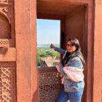 Sangeetha Bhat Instagram - “Leave nothing but footprints, take nothing but photos, kill nothing but time…… Agra-part2 Swipe<> #sangeethabhat #sangeethabhatsudarshan #sangeethabhattravels #agra #agrafort #travelphotography @sudarshan_rangaprasad ♥️ #sudarshanrangaprasad Agra Fort आगरा का किला آگرہ قلعہ