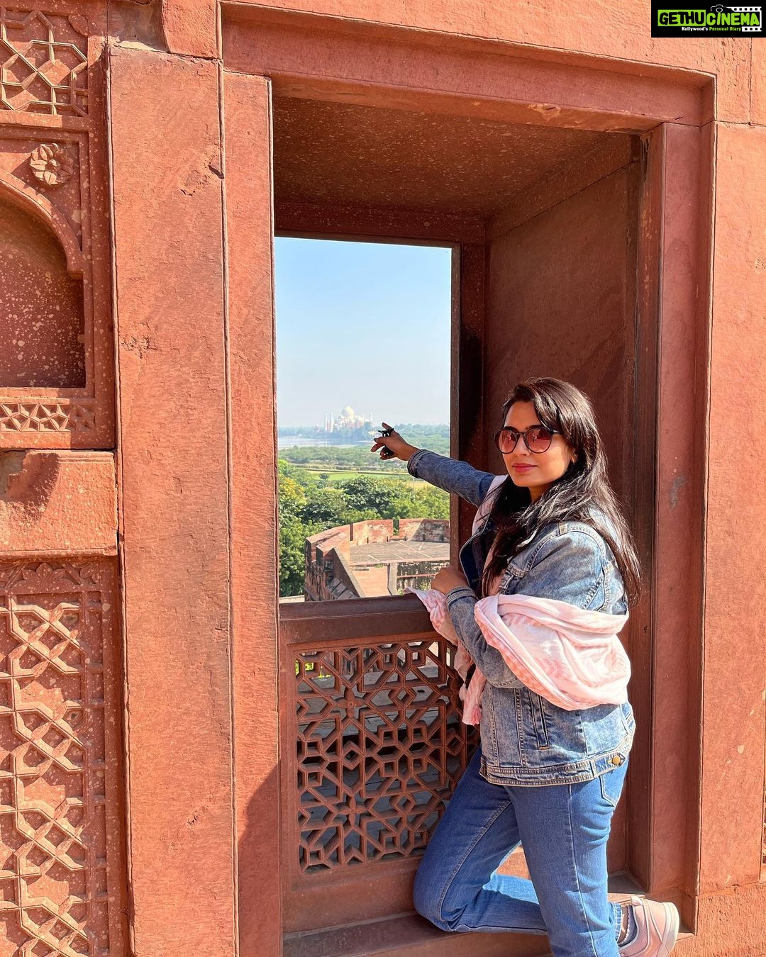 Sangeetha Bhat Instagram - “Leave nothing but footprints, take nothing but photos, kill nothing but time…… Agra-part2 Swipe<> #sangeethabhat #sangeethabhatsudarshan #sangeethabhattravels #agra #agrafort #travelphotography @sudarshan_rangaprasad ♥️ #sudarshanrangaprasad Agra Fort आगरा का किला آگرہ قلعہ