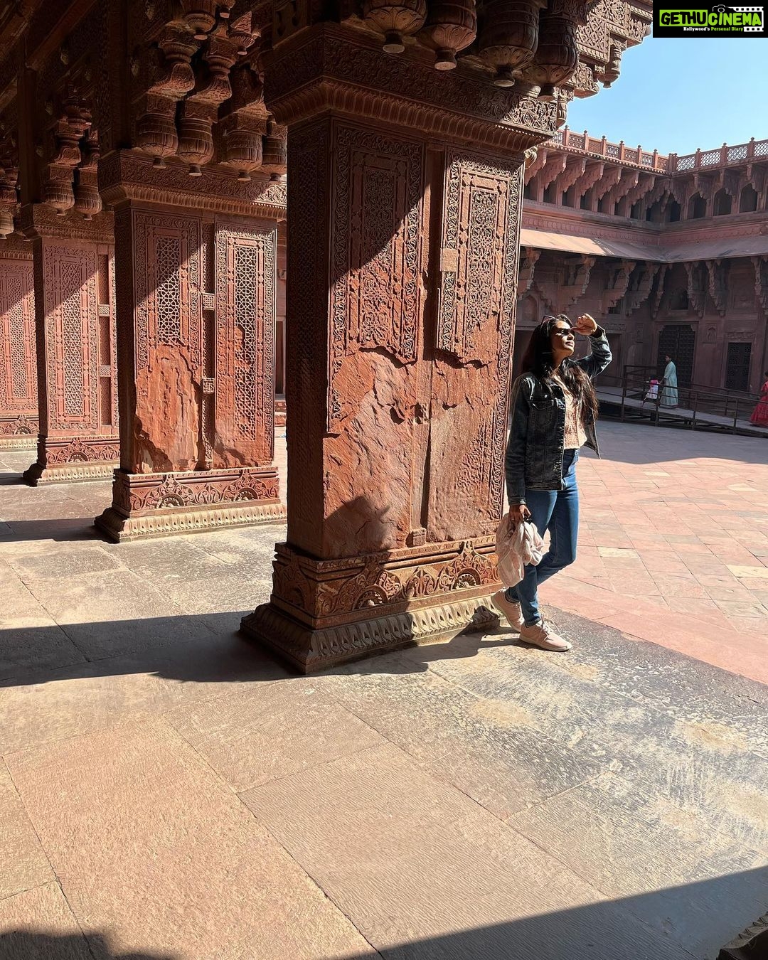 Sangeetha Bhat Instagram - “Leave nothing but footprints, take nothing but photos, kill nothing but time…… Agra-part2 Swipe<> #sangeethabhat #sangeethabhatsudarshan #sangeethabhattravels #agra #agrafort #travelphotography @sudarshan_rangaprasad ♥️ #sudarshanrangaprasad Agra Fort आगरा का किला آگرہ قلعہ