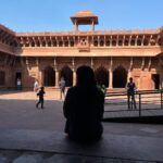 Sangeetha Bhat Instagram - “Leave nothing but footprints, take nothing but photos, kill nothing but time…… Agra-part2 Swipe<> #sangeethabhat #sangeethabhatsudarshan #sangeethabhattravels #agra #agrafort #travelphotography @sudarshan_rangaprasad ♥️ #sudarshanrangaprasad Agra Fort आगरा का किला آگرہ قلعہ