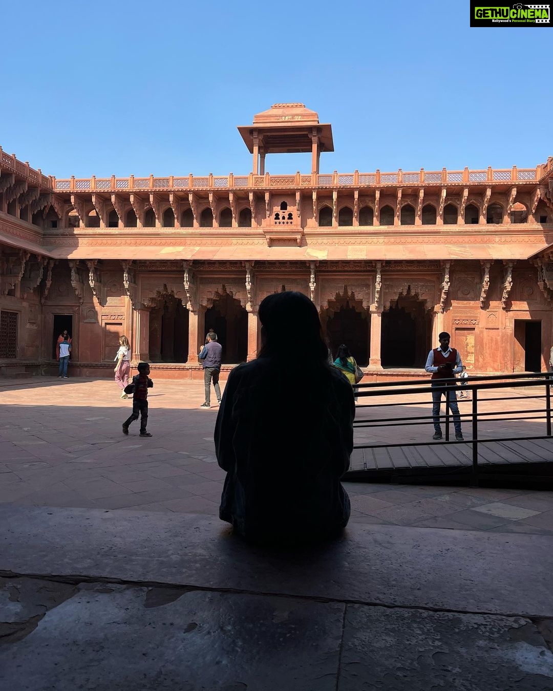 Sangeetha Bhat Instagram - “Leave nothing but footprints, take nothing but photos, kill nothing but time…… Agra-part2 Swipe<> #sangeethabhat #sangeethabhatsudarshan #sangeethabhattravels #agra #agrafort #travelphotography @sudarshan_rangaprasad ♥️ #sudarshanrangaprasad Agra Fort आगरा का किला آگرہ قلعہ
