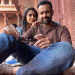 Sangeetha Bhat Instagram - “Leave nothing but footprints, take nothing but photos, kill nothing but time…… Agra-part2 Swipe<> #sangeethabhat #sangeethabhatsudarshan #sangeethabhattravels #agra #agrafort #travelphotography @sudarshan_rangaprasad ♥️ #sudarshanrangaprasad Agra Fort आगरा का किला آگرہ قلعہ