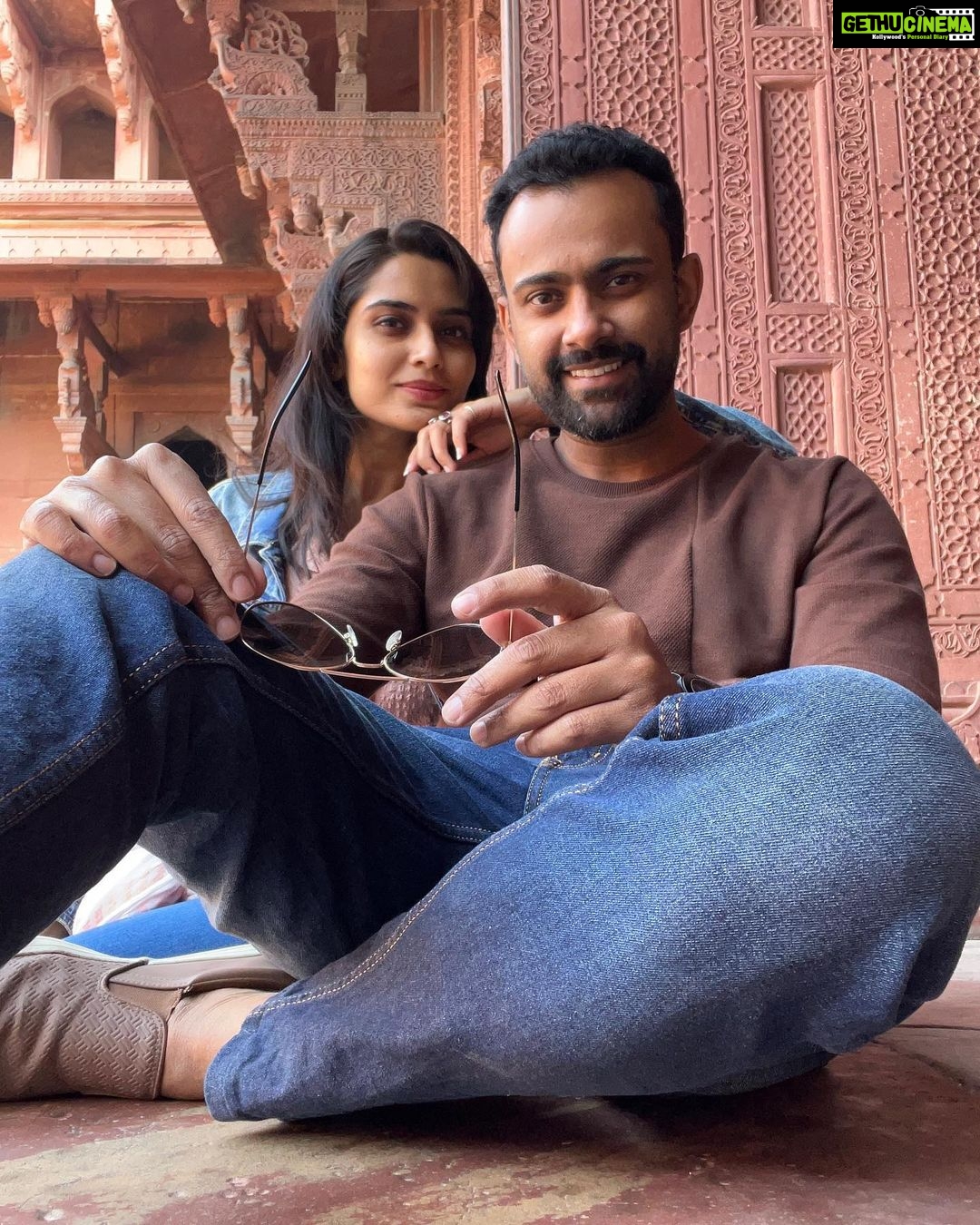 Sangeetha Bhat Instagram - “Leave nothing but footprints, take nothing but photos, kill nothing but time…… Agra-part2 Swipe<> #sangeethabhat #sangeethabhatsudarshan #sangeethabhattravels #agra #agrafort #travelphotography @sudarshan_rangaprasad ♥️ #sudarshanrangaprasad Agra Fort आगरा का किला آگرہ قلعہ