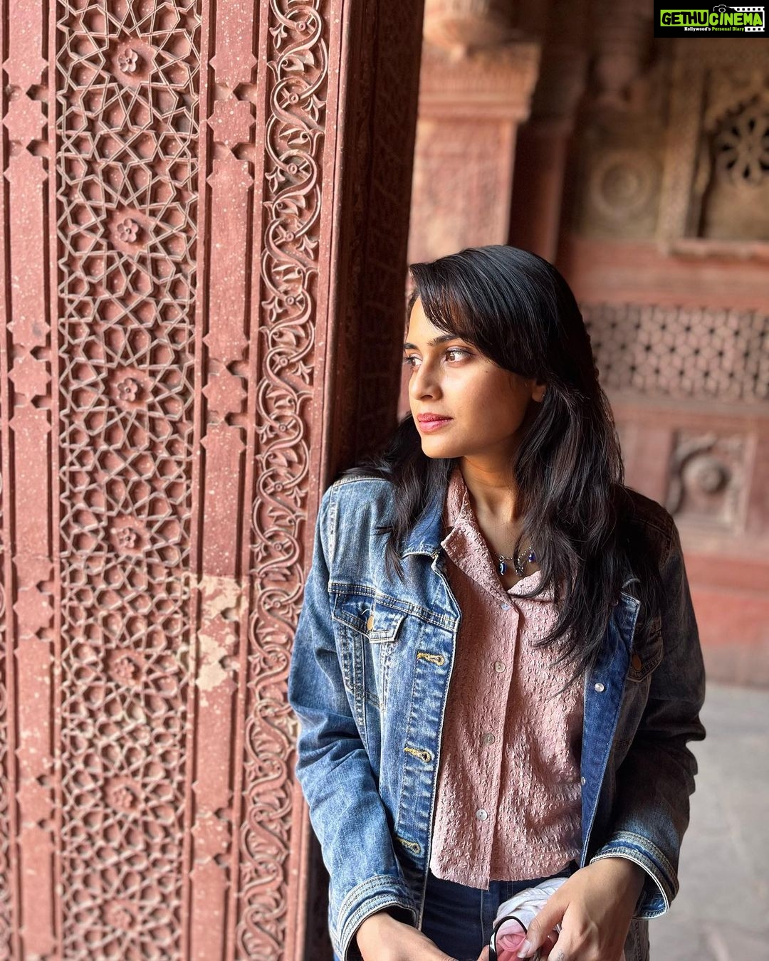 Sangeetha Bhat Instagram - “Not all those who wander are lost.” Agra fort-Part1 Swipe<> @sudarshan_rangaprasad #agrafort #agra #sangeethabhat #sangeethabhatsudarshan #sudarshanrangaprasad #sangeethabhattravels #traveldiaries #travelphotography Agra Fort आगरा का किला آگرہ قلعہ