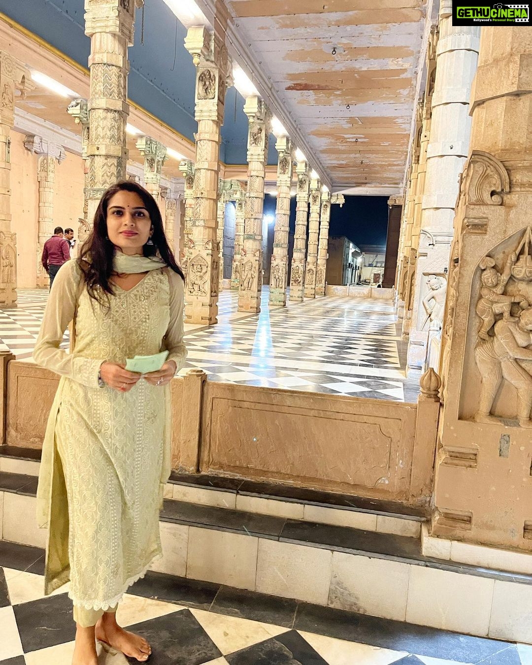 Sangeetha Bhat Instagram - Vrindavan…… Prem mandir ❤️ Swipe<> #harekrishna #sangeethabhat #sangeethabhatsudarshantravels #sangeethabhatsudarshan #sudarshanrangaprasad #mathura #vrindavan #premmandir @sudarshan_rangaprasad