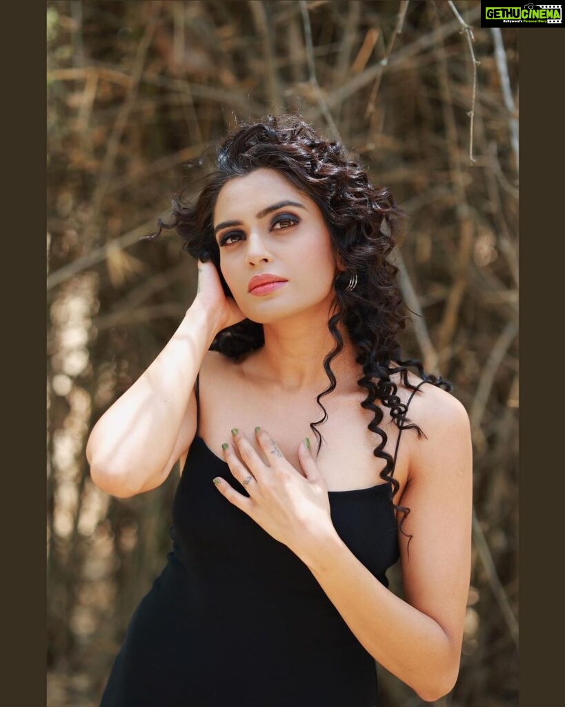 Sangeetha Bhat Instagram - Black is always elegant. It is the most complete color in the whole world, made of all the colors in the palette….. @uniquemakeover_by_nethrarajesh @hairstyle_by_anitha @v_photographystudio #sangeethabhat #sangeethabhatsudarshan #blackdress #zarablackdress #blackdressphotoshoot Bangalore, India