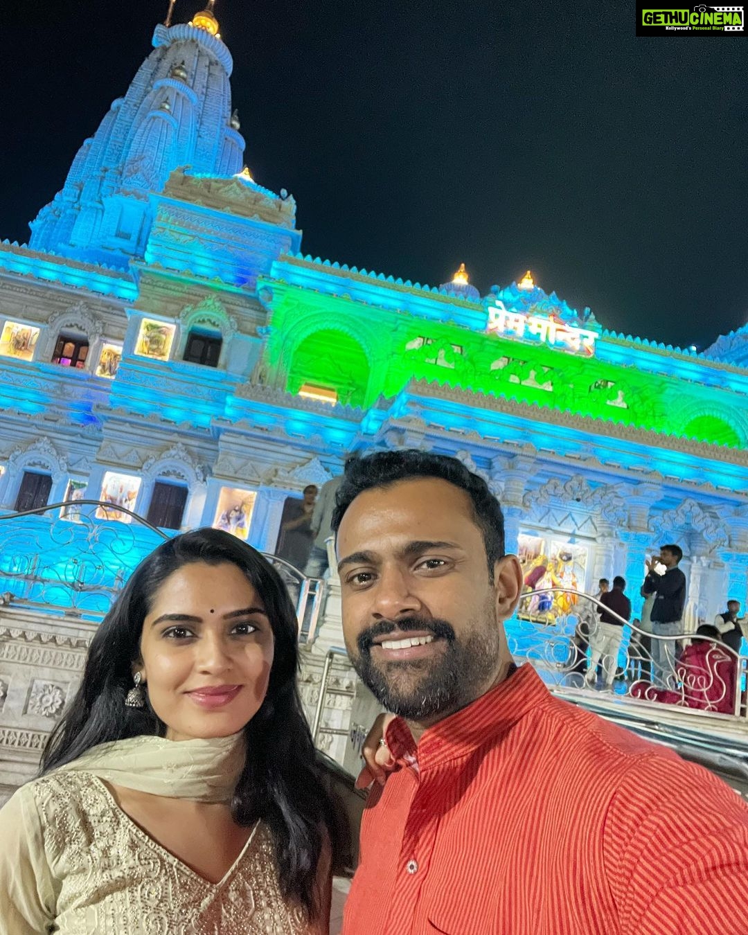 Sangeetha Bhat Instagram - Vrindavan…… Prem mandir ❤️ Swipe<> #harekrishna #sangeethabhat #sangeethabhatsudarshantravels #sangeethabhatsudarshan #sudarshanrangaprasad #mathura #vrindavan #premmandir @sudarshan_rangaprasad