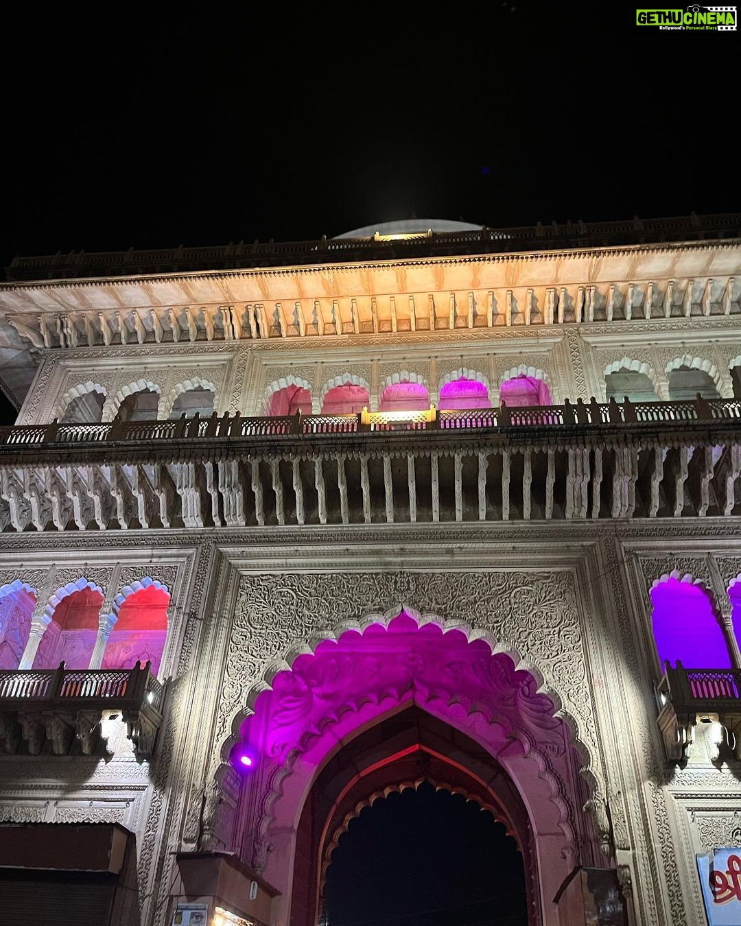 Sangeetha Bhat Instagram - Vrindavan…… Prem mandir ❤️ Swipe<> #harekrishna #sangeethabhat #sangeethabhatsudarshantravels #sangeethabhatsudarshan #sudarshanrangaprasad #mathura #vrindavan #premmandir @sudarshan_rangaprasad