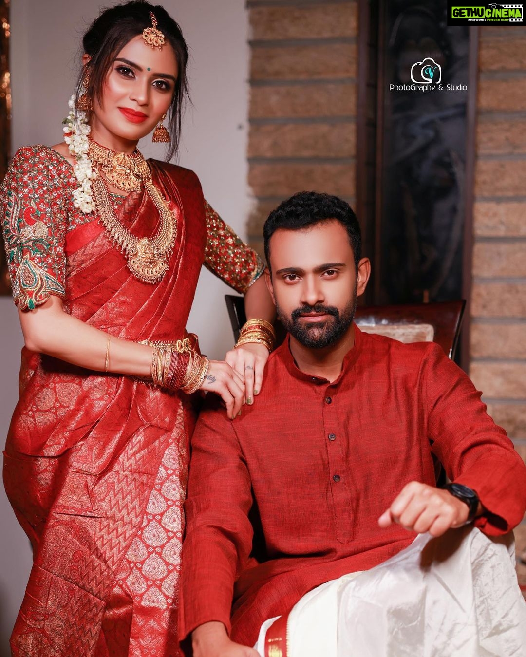 Sangeetha Bhat Instagram - My happy place… @sudarshan_rangaprasad 🤗😘😘 Credits - Photography- @v_photographystudio Wardrobe courtesy, Jewellery, Makeup & Styling by @uniquemakeover_by_nethrarajesh Hairstyle by @hairstyle_by_anitha @sudarshan_rangaprasad @sangeetha_bhat #sangeethabhat #sangeethabhatsudarshan #redsaree #traditionaljewelleryindia Bangalore, India