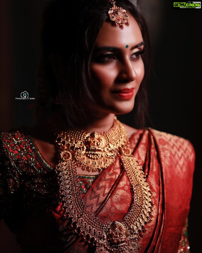 Sangeetha Bhat Instagram - "We live in a rainbow of chaos." Credits - Photography- @v_photographystudio Wardrobe courtesy, Jewellery, Makeup & Styling by @uniquemakeover_by_nethrarajesh Hairstyle by @hairstyle_by_anitha hair by @makeover_by_lavanyaachar @sangeetha_bhat #sangeethabhat #sangeethabhatsudarshan #redsaree #traditionaljewelleryindia Bangalore, India