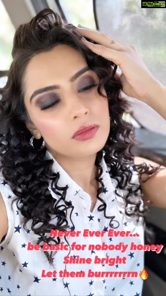 Sangeetha Bhat Instagram - Never Ever Ever be basic for nobody honey…. Shine bright and let them burnnnnnnn🔥❤️ #sangeethabhat #sangeethabhatsudarshan #cardibquotes #curlyhairstyles Makeup- @uniquemakeover_by_nethrarajesh Hairstyle- @hairstyle_by_anitha Bangalore, India