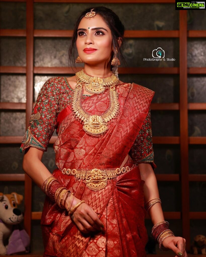 Sangeetha Bhat Instagram - "Life imposes things on you that you can’t control, but you still have the choice of how you’re going to live through this." — Celine Dion Credits - Photography- @v_photographystudio Wardrobe courtesy, Jewellery, Makeup & Styling by @uniquemakeover_by_nethrarajesh Hairstyle by @hairstyle_by_anitha Vc & hair by @makeover_by_lavanyaachar @sangeetha_bhat #sangeethabhat #sangeethabhatsudarshan #ugadi2023 #redsaree #traditionaljewelleryindia Bangalore, India