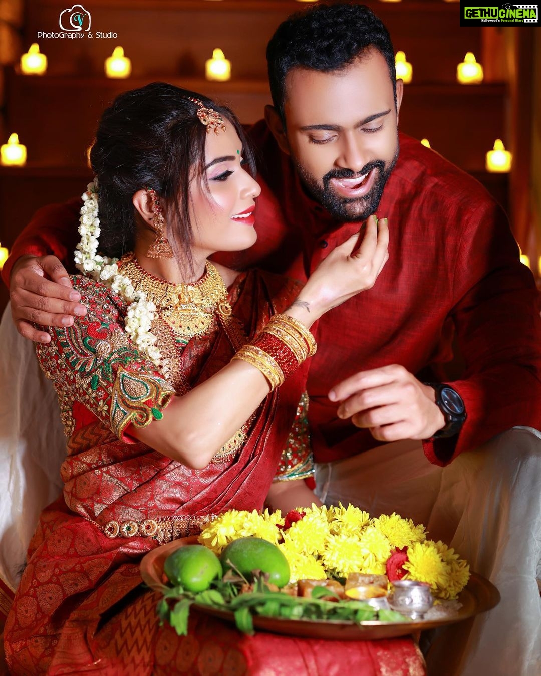 Sangeetha Bhat Instagram - ಬದುಕು - ಇಲ್ಲಿ ಸಿಹಿ, ಕಹಿಗಳು ಸಾಮಾನ್ಯ. ಹೊಸ ವರ್ಷದ ಆರಂಭ ಬೇವು, ಬೆಲ್ಲ ಸವಿಯುತ್ತ ಆರಂಭಿಸೋಣ. ಬೇವು ಬೆಲ್ಲಗಳ ಸಮ್ಮಿಲನವೇ ನಮ್ಮ ಜೀವನ. ಸಿಹಿಯಂತೆ ಕಹಿಯನ್ನೂ ಸ್ವೀಕರಿಸುತ್ತ ಬದುಕು ಮುನ್ನಡೆಸೋಣ. ಎಲ್ಲರಿಗೂ ಯುಗಾದಿ ಹಬ್ಬದ ಶುಭಾಶಯಗಳು. Happy Ugadi Credits - Photography- @v_photographystudio Wardrobe courtesy, Jewellery, Makeup & Styling by @uniquemakeover_by_nethrarajesh Hairstyle by @hairstyle_by_anitha Vc & hair by @makeover_by_lavanyaachar @sudarshan_rangaprasad @sangeetha_bhat #sangeethabhat #sangeethabhatsudarshan #ugadi2023 #redsaree #traditionaljewelleryindia #sudarshanrangaprasad Bangalore, India
