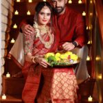 Sangeetha Bhat Instagram - ಬದುಕು - ಇಲ್ಲಿ ಸಿಹಿ, ಕಹಿಗಳು ಸಾಮಾನ್ಯ. ಹೊಸ ವರ್ಷದ ಆರಂಭ ಬೇವು, ಬೆಲ್ಲ ಸವಿಯುತ್ತ ಆರಂಭಿಸೋಣ. ಬೇವು ಬೆಲ್ಲಗಳ ಸಮ್ಮಿಲನವೇ ನಮ್ಮ ಜೀವನ. ಸಿಹಿಯಂತೆ ಕಹಿಯನ್ನೂ ಸ್ವೀಕರಿಸುತ್ತ ಬದುಕು ಮುನ್ನಡೆಸೋಣ. ಎಲ್ಲರಿಗೂ ಯುಗಾದಿ ಹಬ್ಬದ ಶುಭಾಶಯಗಳು. Happy Ugadi Credits - Photography- @v_photographystudio Wardrobe courtesy, Jewellery, Makeup & Styling by @uniquemakeover_by_nethrarajesh Hairstyle by @hairstyle_by_anitha Vc & hair by @makeover_by_lavanyaachar @sudarshan_rangaprasad @sangeetha_bhat #sangeethabhat #sangeethabhatsudarshan #ugadi2023 #redsaree #traditionaljewelleryindia #sudarshanrangaprasad Bangalore, India