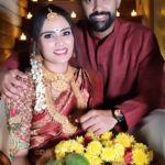 Sangeetha Bhat Instagram - ಬದುಕಿನ ಎಲ್ಲಾ ಕಷ್ಟಗಳೆಂಬ ಕಹಿ ದೂರವಾಗಲಿ, ಬರೀ ಖುಷಿಯ ಸಿಹಿಯಷ್ಟೇ ತುಂಬಿರಲಿ. ಎಲ್ಲರಿಗೂ ಹೊಸ ಸಂವತ್ಸರ ಹಾರ್ದಿಕ ಶುಭಾಶಯಗಳು. Happy Ugadi Wardrobe courtesy, Jewellery, Makeup & Styling by @uniquemakeover_by_nethrarajesh Hairstyle by @hairstyle_by_anitha Vc & hair by @makeover_by_lavanyaachar @sudarshan_rangaprasad #sangeethabhat #sangeethabhatsudarshan #ugadi2023 #redsaree #traditionaljewelleryindia Bangalore, India