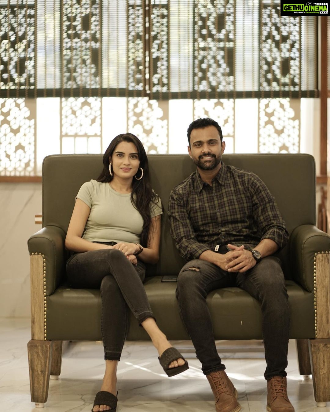 Sangeetha Bhat Instagram - "The best thing to hold onto in life is each other." –Audrey Hepburn @sudarshan_rangaprasad love you😘 @silverscreen6123 @bhagya__siddappa and team thanks a lot for the wonderful experience at your chat show and for these memorable moments captured through the lens of talented people…. We had so much fun 🤩 best wishes to @silverscreen6123 more power to @bhagya__siddappa and team rock it girls💪💪 #gratitude #sangeethabhat #sangeethabhatsudarshan #sudarshanrangaprasad #thandav #bhagyalakshmi #colorskannada ASE Restro Bar