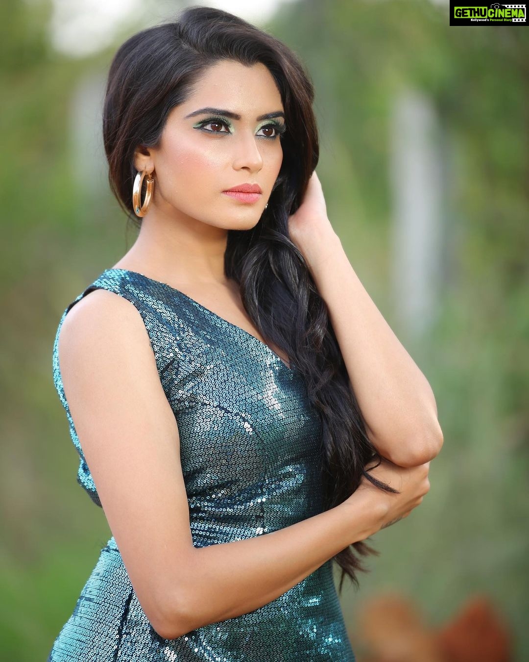 Sangeetha Bhat Instagram - "You make a choice: continue living your life feeling muddled in this abyss of self-misunderstanding, or you find your identity independent of it. You draw your own box." — Duchess Meghan #sangeethabhat #sangeethabhatsudarshan @uniquemakeover_by_nethrarajesh @v_photographystudio @magical_makeover_by_anitha Bangalore, India