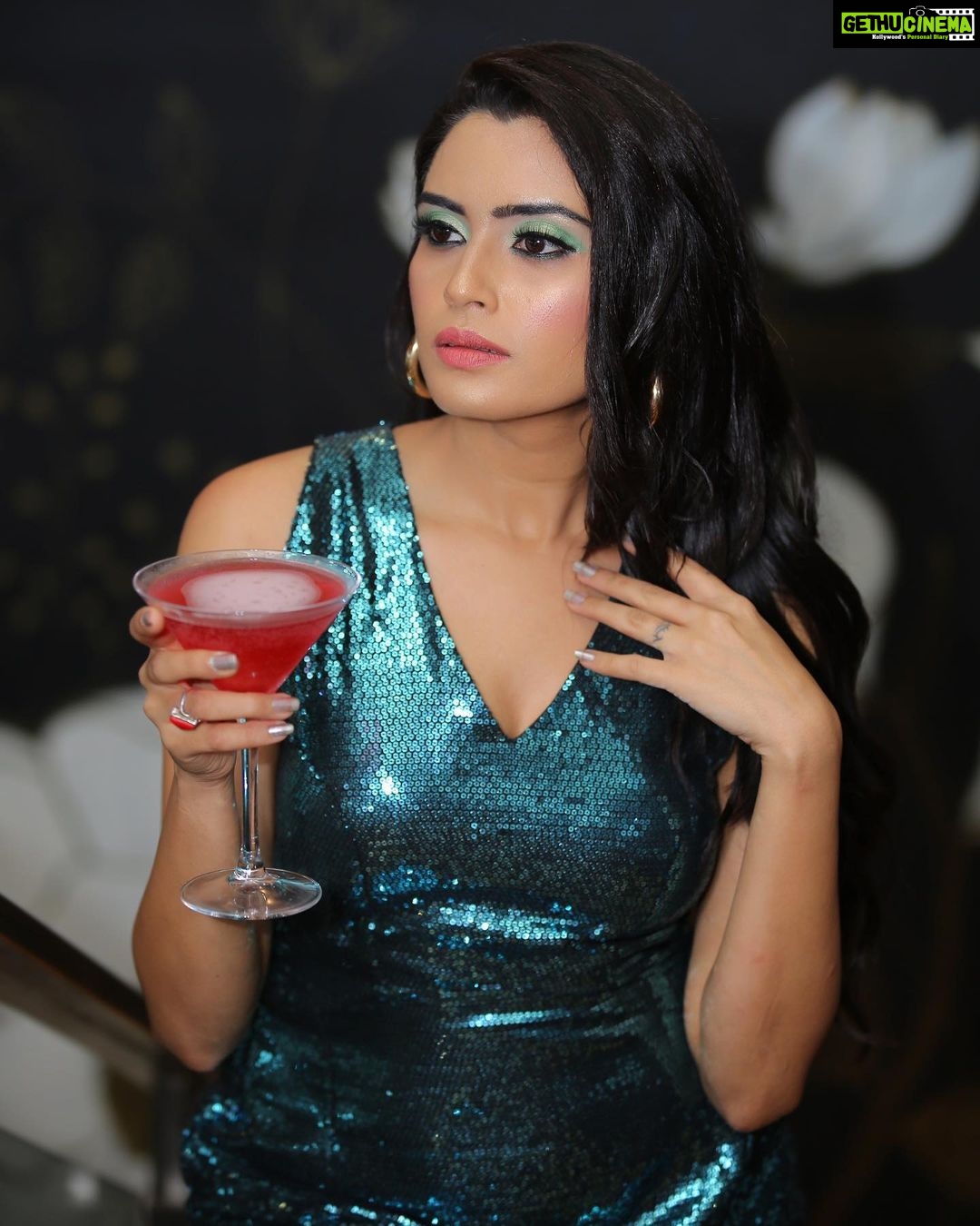 Sangeetha Bhat Instagram - Attitude is a choice. Happiness is a choice. Optimism is a choice. Kindness is a choice. Giving is a choice. Respect is a choice. Whatever choice you make makes you. Choose wisely. Roy T. Bennett, #sangeethabhat #sangeethabhatsudarshan @uniquemakeover_by_nethrarajesh @magical_makeover_by_anitha @v_photographystudio Bangalore, India