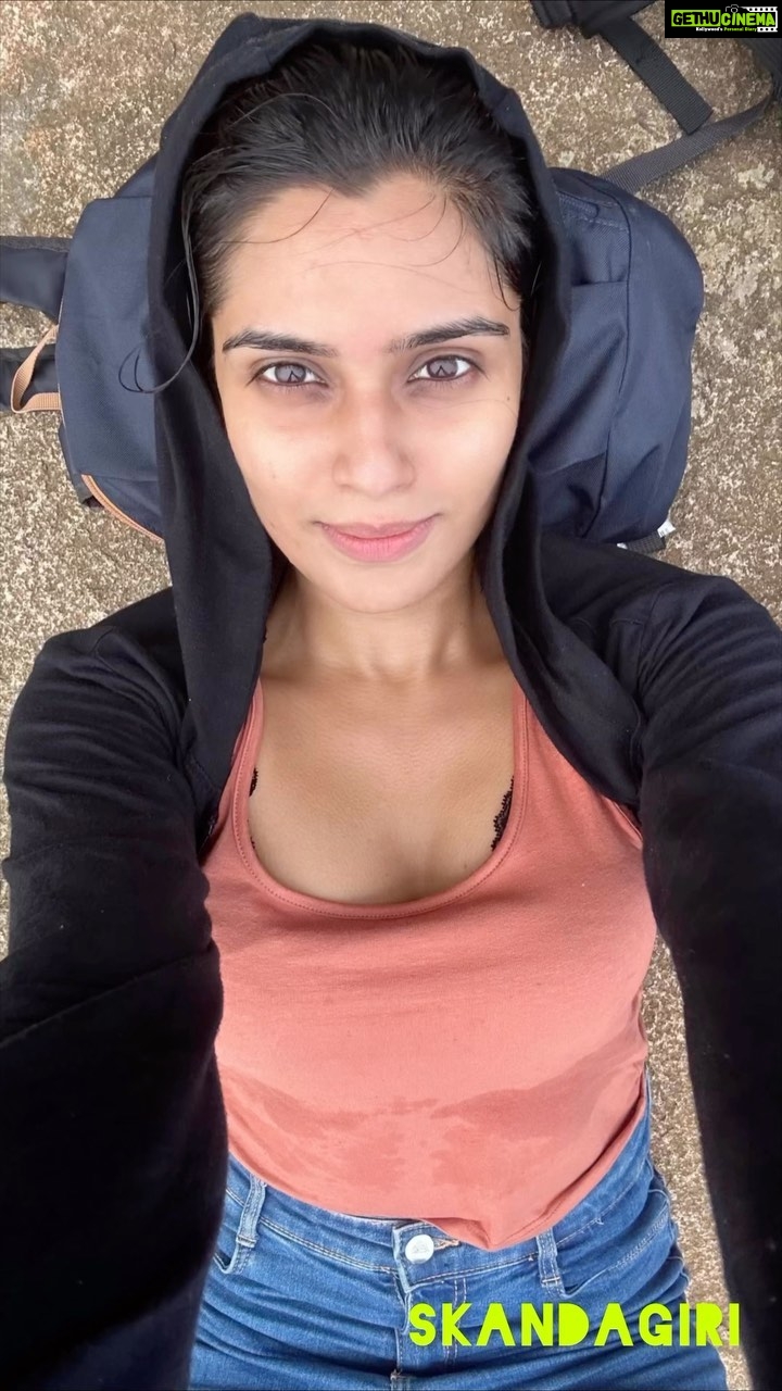 Sangeetha Bhat Instagram - SKANDAGIRI…. 🥰🚶🏻♀️🚶♂️🚶🏻♀️🚶♂️✅ @sudarshan_rangaprasad #sangeethabhat #sangeethabhatsudarshan #sudarshanrangaprasad #skandagiritrek #skandagirihills #clouds #nature #trekking #coupletrekking Skandagiri